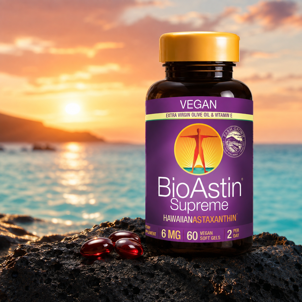 BioAstin Supreme astaxantin i en brun plastflaske med gul lokk, seks røde softgels på svart stein, horisont med solnedgang.