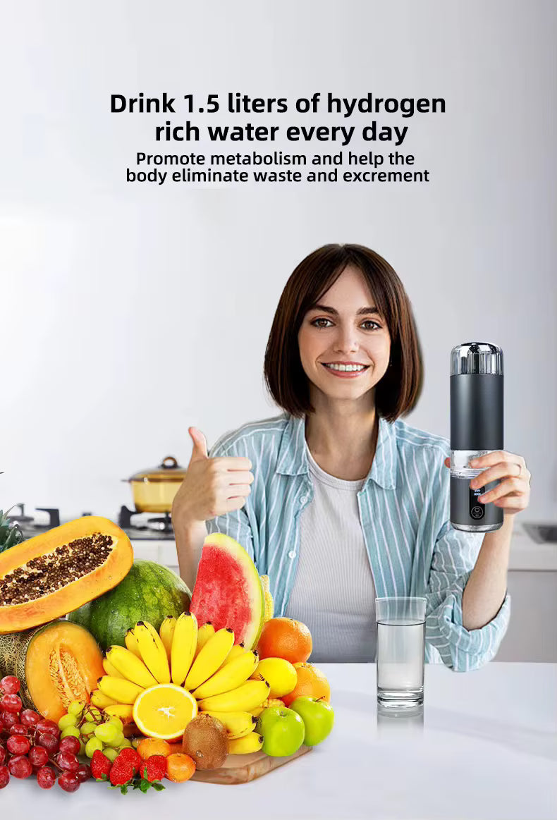 Bærbar hydrogenvannflaske i svart, holdes av kvinne med smil, omringet av frukt og et glass med vann.