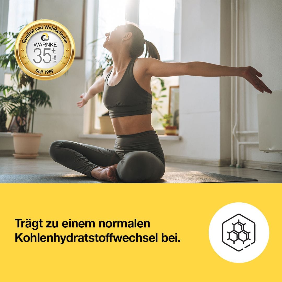Kvinne i sporty antrekk med grå topp og tights utfører en yogaøvelse i lyst rom med planter.