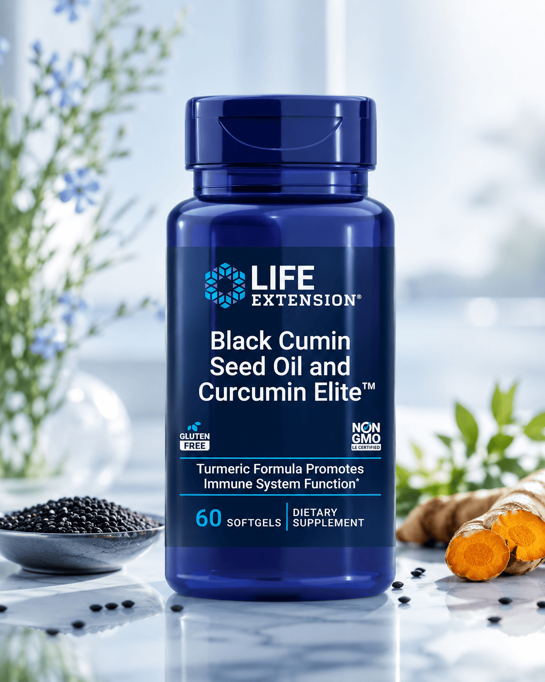Kapselbeholder med blått lokk, merket "Black Cumin Seed Oil and Curcumin Elite™", omgitt av svarte frø og gurkemeierot.