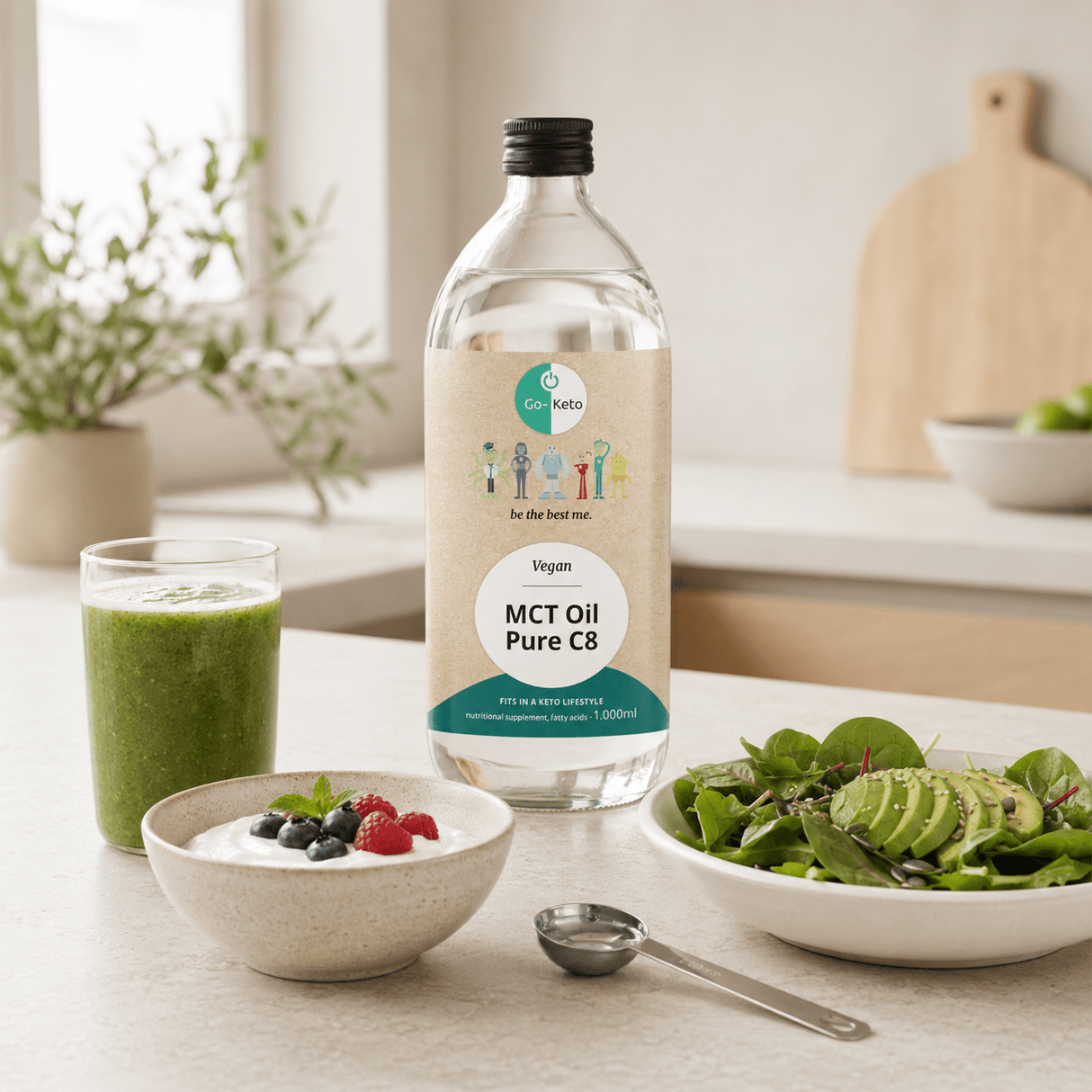 Go-Keto MCT Oil Pure C8-flaske på 1000 ml med smoothies, yoghurt og salat i et lyst kjøkkenmiljø.