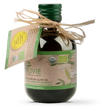 Mørk glassflaske med olivenolje, grønn etikett og naturlig snor, innhold på 250 ml.