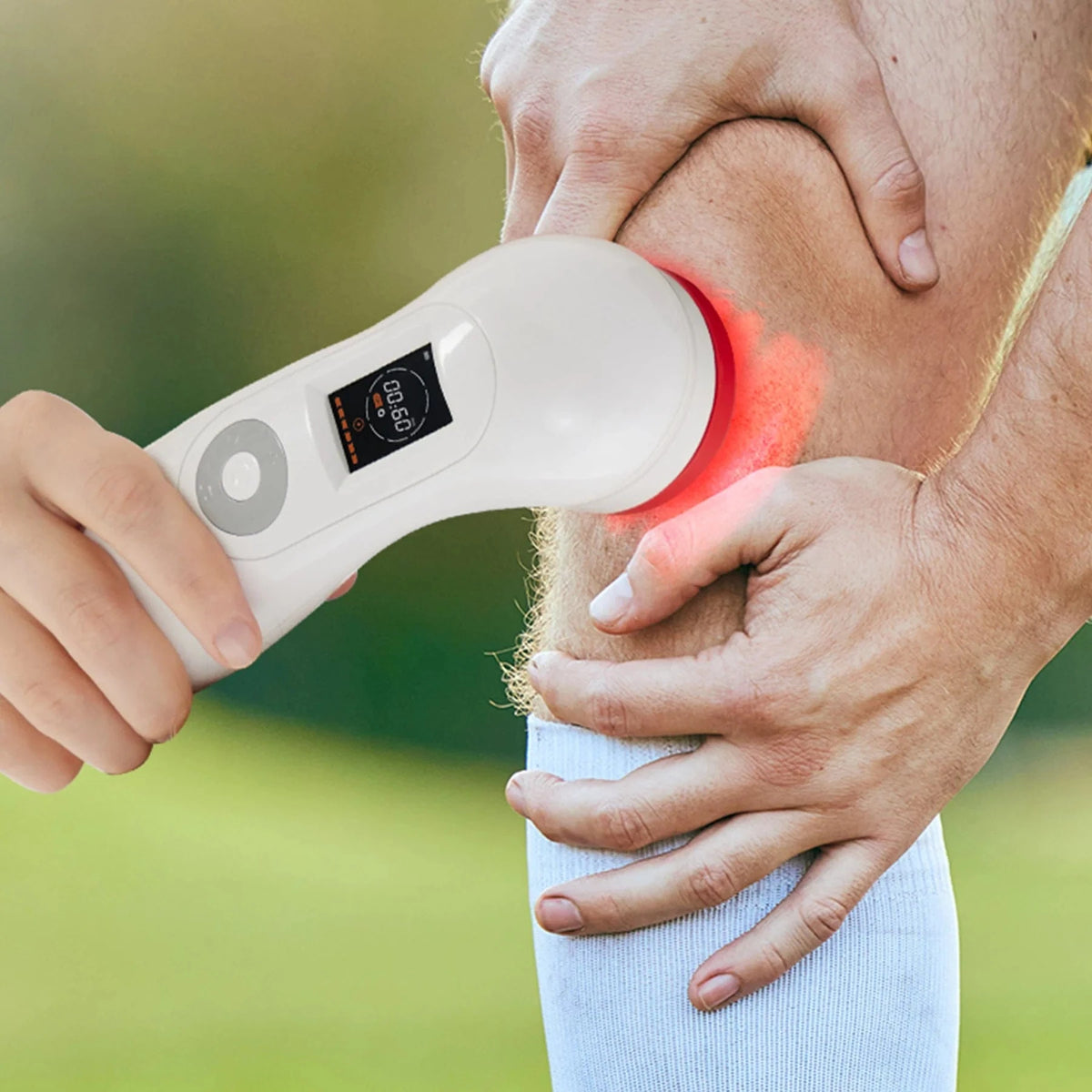 PowerCure Pro håndholdt laser med 808 nm og 650 nm, fargeskjerm, beskyttelsesbriller og kompakt design