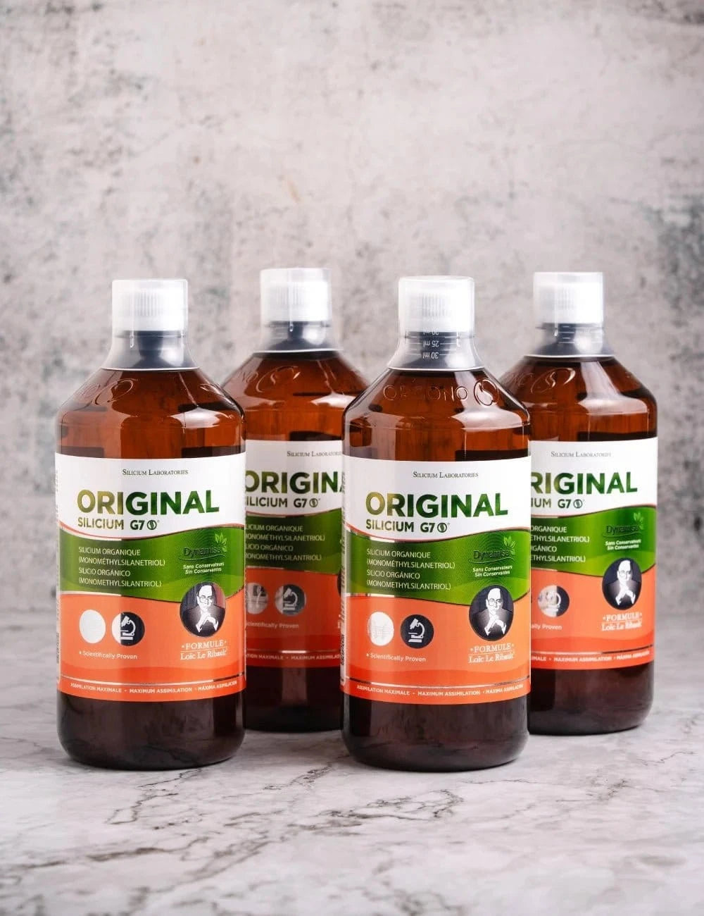 Fire flasker med Silicium G7 Original, en lett gulaktig væske i 1000 ml flasker med målebeger.