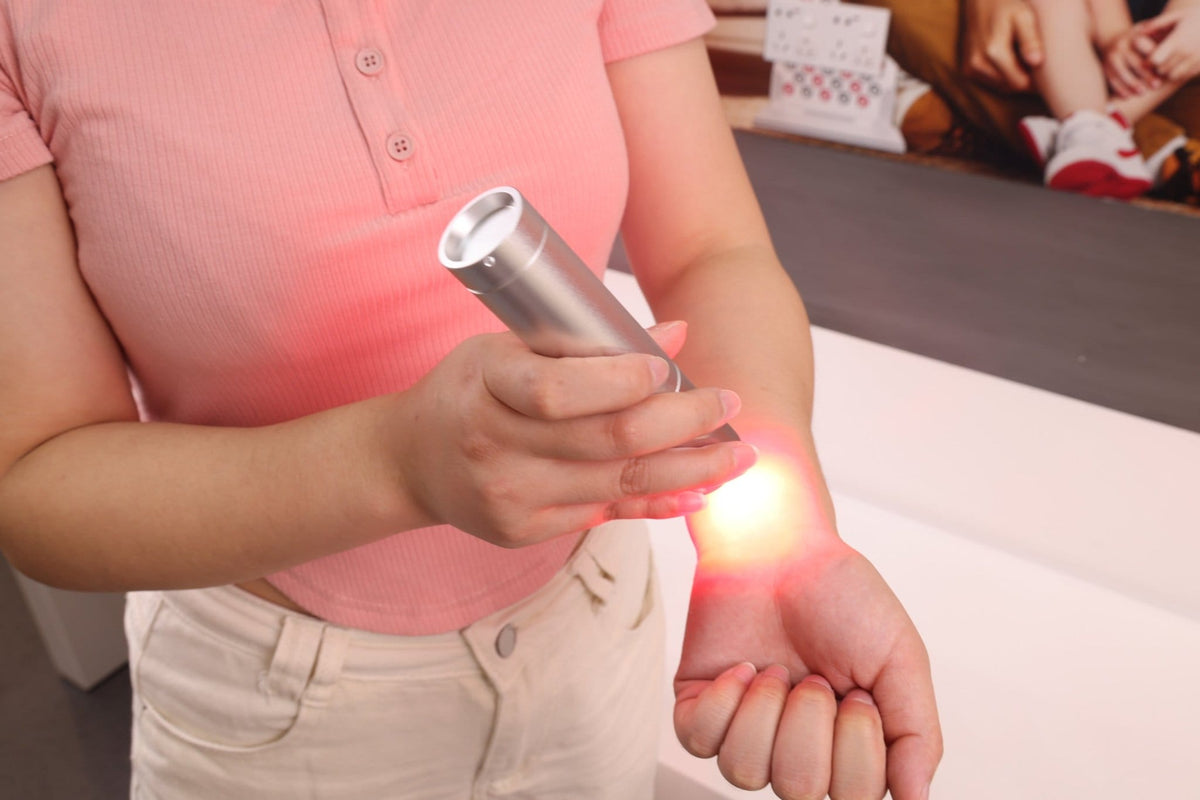 Uno Vita's Light Therapy Handheld Flashlight Torch (5 wavelengths) - Uno Vita AS