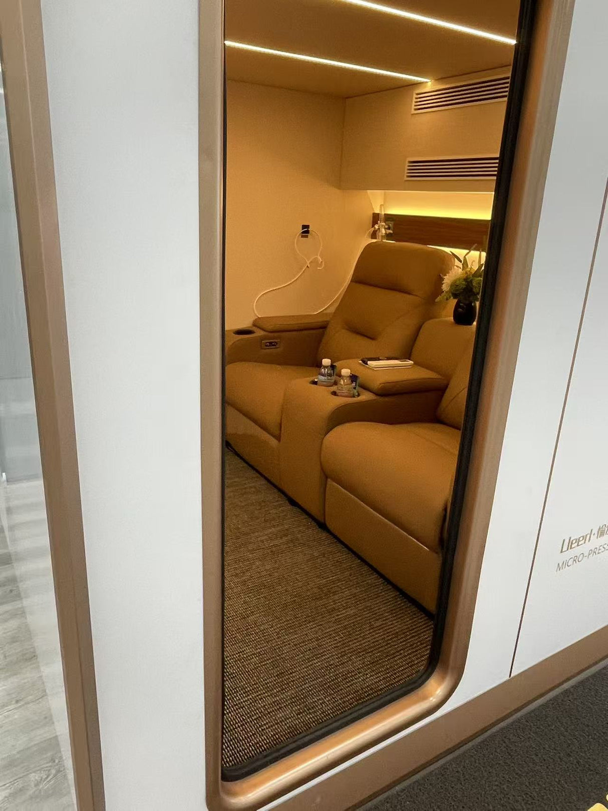 Uno Vita’s Ueerl V6 Premium Edition Hard - Shell Hyperbaric Oxygen Chamber for 2 Persons - Uno Vita AS