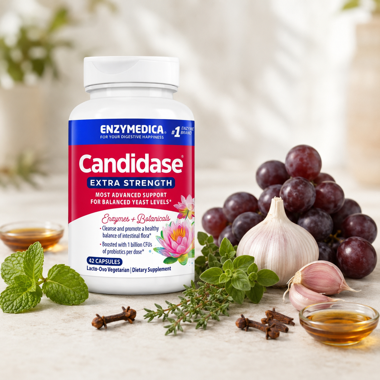 Candidase® Extra Strength kosttilskudd i hvit flaske med blå etikett, omringet av hvitløk, druer, og urter.