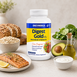 En flaske med Digest Gold® med ATPro® i fokus, omringet av havregryn, grovt brød, avokado, olje, spinat og laks med sitron.