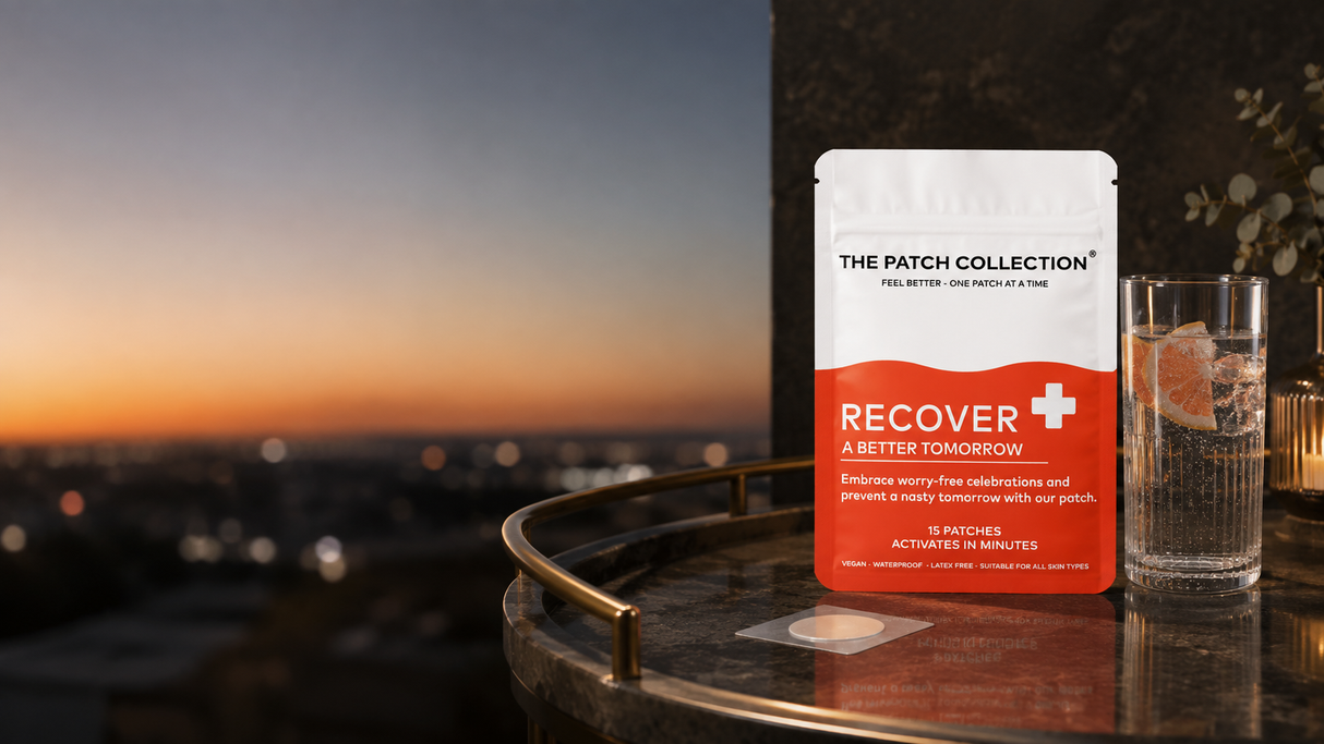 Kompakt pakke med 15 Recover Patches, plassert på en bordoverflate, med en drink i bakgrunnen.