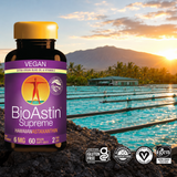 BioAstin Supreme astaxantinflaske med 60 veganske softgels, plassert ved en svømmebasseng i Hawaii.