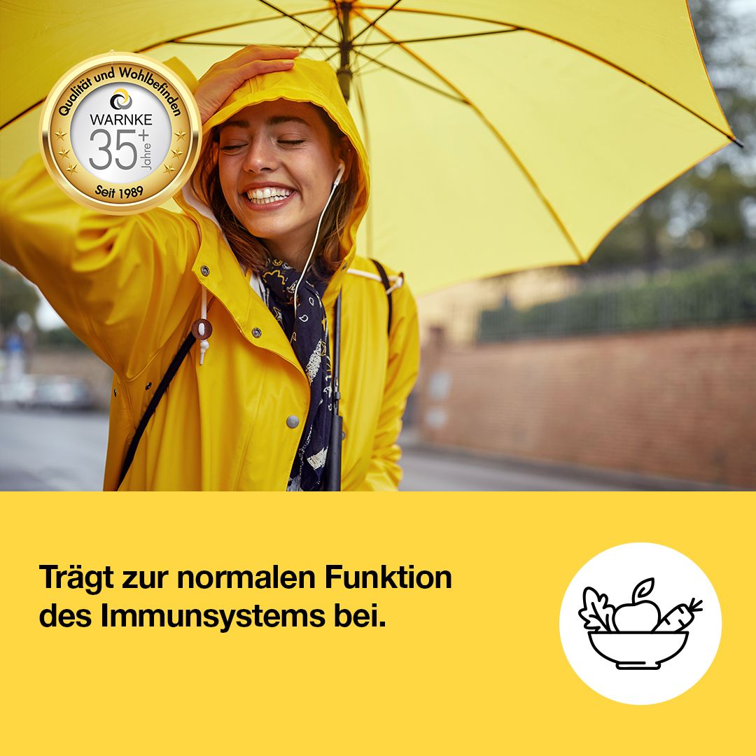 Kvinne med fyldig, gul regnjakke og gul paraply smiler, mens hun lytter til musikk.