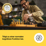 Vitaminer for øynene, 90 tablettene, vist med et brettspill. En voksen og et barn spiller sjakk i et lyst rom.