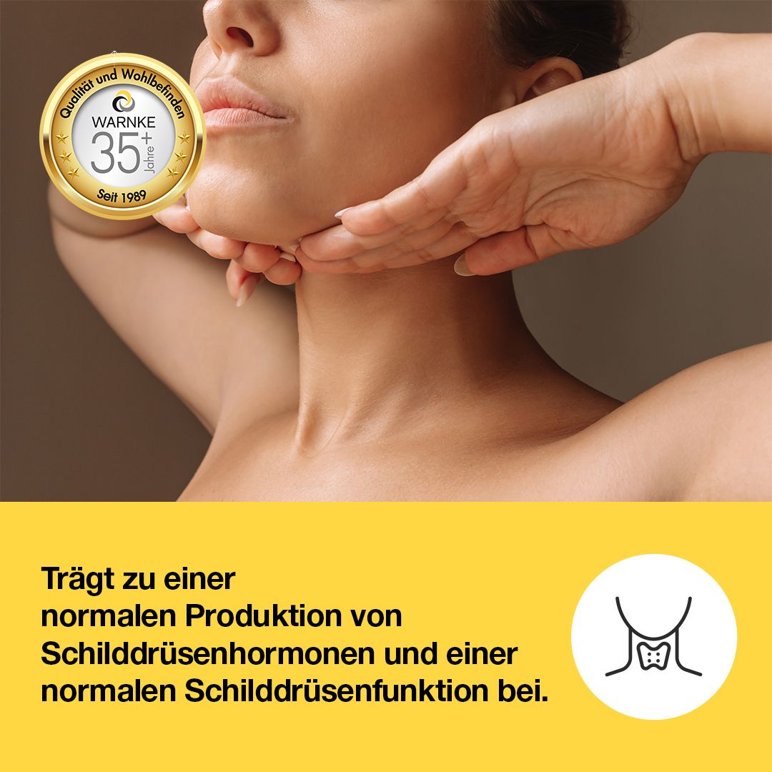 Kvinne med naturlig hudtone som holder haken med begge hender, elegant presentasjon av produktet.