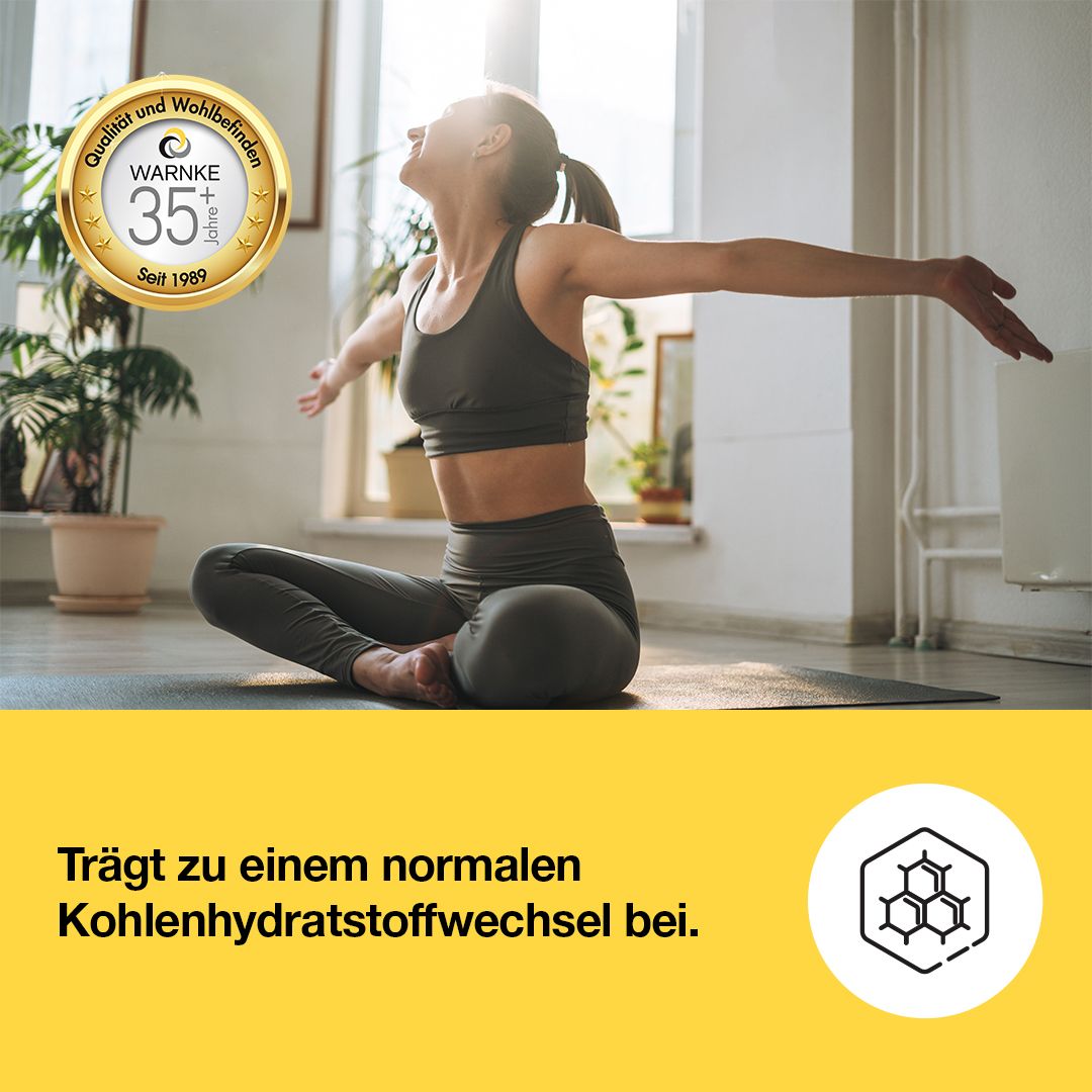 Kvinne i sporty antrekk med grå topp og tights utfører en yogaøvelse i lyst rom med planter.