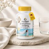 D-Mannose 1000mg tabletter i hvit beholder med gul lokk, plassert på naturnær overflate ved siden av glass med vann.