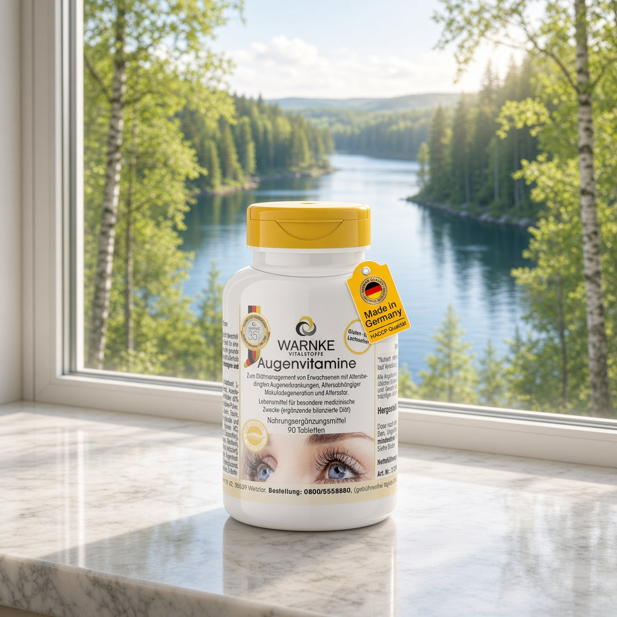 Øyevitaminer fra Warnke Vitalstoffe i hvit beholder med gul lokk, inneholder 90 tabletter. Visuelt plassert foran vindu med utsikt.
