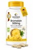Bromelain 500mg kosttilskudd i hvit flaske med gult lokk, ananasbiter ved siden av og tabletter i forgrunnen.