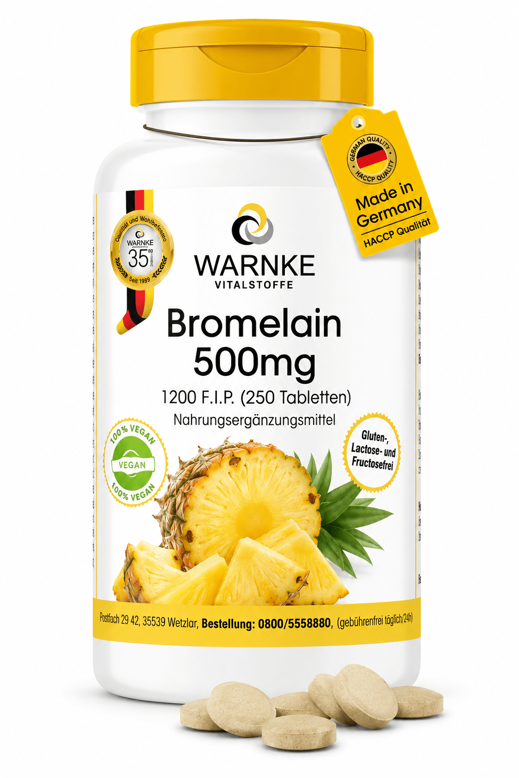 Bromelain 500mg kosttilskudd i hvit flaske med gult lokk, ananasbiter ved siden av og tabletter i forgrunnen.