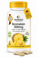 Bromelain 500mg kosttilskudd i hvit flaske med gult lokk, ananasbiter ved siden av og tabletter i forgrunnen.