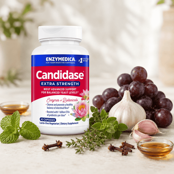 Candidase® Extra Strength kosttilskudd i hvit flaske med blå etikett, omringet av hvitløk, druer, og urter.