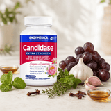 Candidase® Extra Strength kosttilskudd i hvit flaske med blå etikett, omringet av hvitløk, druer, og urter.