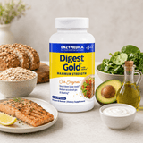 En flaske med Digest Gold® med ATPro® i fokus, omringet av havregryn, grovt brød, avokado, olje, spinat og laks med sitron.