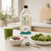 Go-Keto MCT Oil Pure C8-flaske på 1000 ml med smoothies, yoghurt og salat i et lyst kjøkkenmiljø.