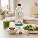 Go-Keto MCT Oil Pure C8-flaske på 1000 ml med smoothies, yoghurt og salat i et lyst kjøkkenmiljø.