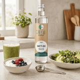 GoKeto MCT olje Pure C8 i en klar glassflaske, med grønne smoothie, yoghurt med bær og frisk salat i bakgrunnen.