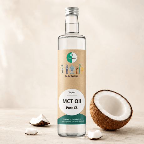 GoKeto MCT olje i glassflaske, 500 ml, med etikett som viser "Pure C8" og vegansk produkt. Frisk kokosnøtt ved siden av.