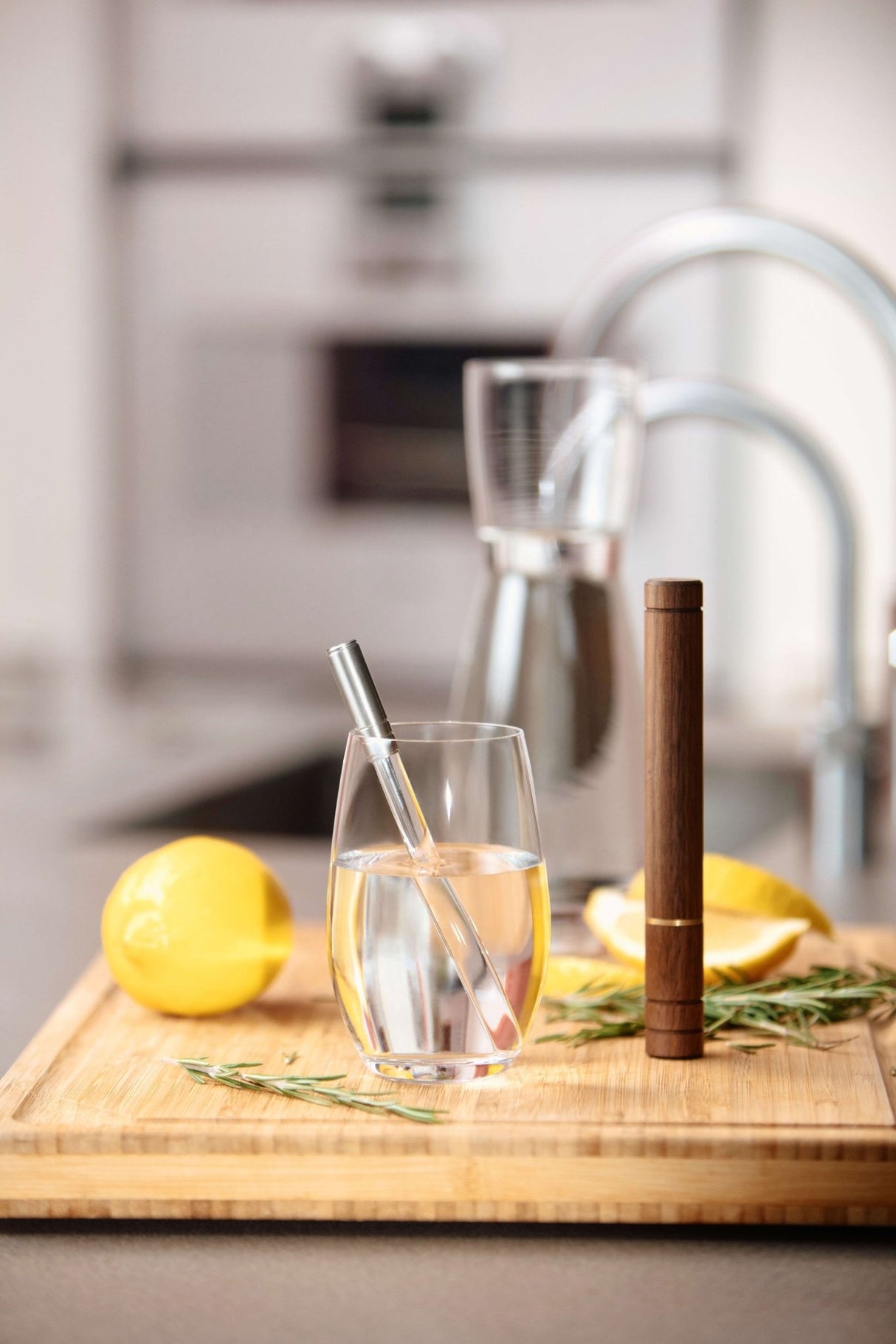 The Analemma Wand (luxury walnut) - Uno Vita AS