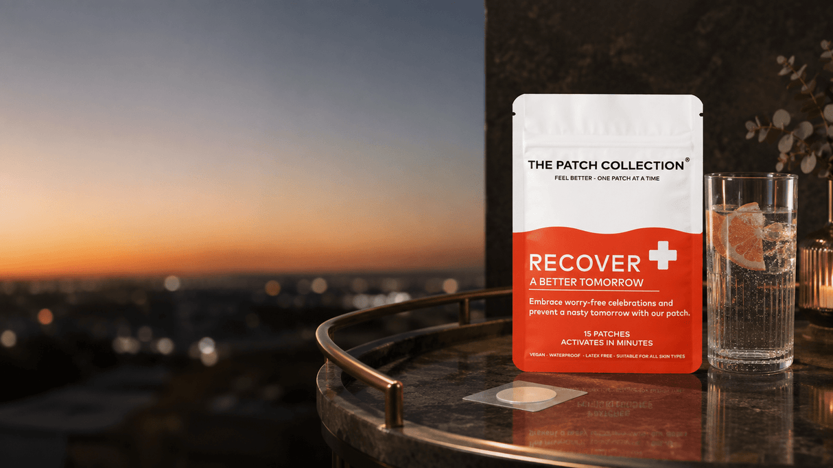 Kompakt pakke med 15 Recover Patches, plassert på en bordoverflate, med en drink i bakgrunnen.