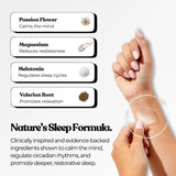 Kveldsplaster med melatonin, påført på håndledd, med botaniske ingredienser og enkel påføring.