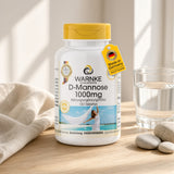 D-Mannose 1000 mg, 100 tabletter i en hvit flaske med gulhet lokk, plassert på et lyst tregulv ved siden av glass med vann.